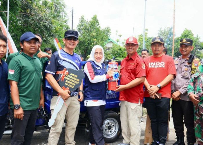 Tingkatkan Kualitas Permukiman Kumuh, Bupati Mojokerto Berikan Bantuan Kendaraan Pengangkut Sampah