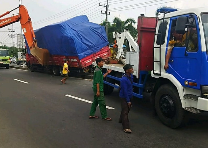 Truk Muatan Kertas Bekas Nangkring di Median Jalan Mojokerto Jombang