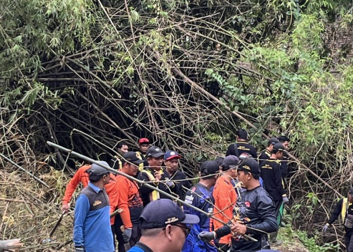 Cegah Banjir Susulan, Material Bambu Penyumbat Sungai di Puri Mojokerto Dibersihkan