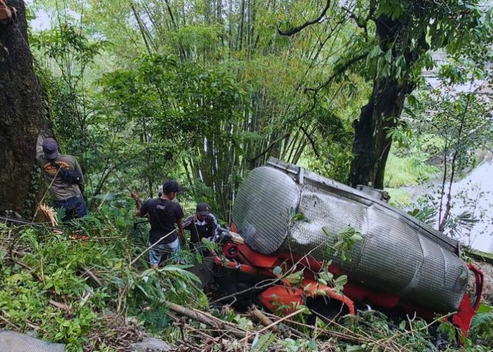 Truk Tangki Masuk Jurang di Pacet Mojokerto Diduga Akibat Rem Blong, Sopir Selamat