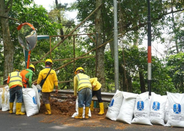 Antisipasi Rem Blong, 500 Karung Sekam Ditambah di Dinding Jalur Penyelamat Pacet-Cangar