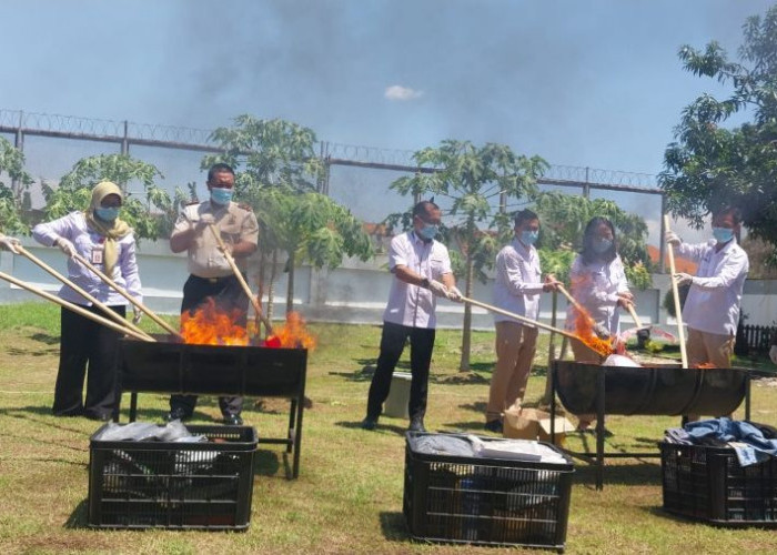 Kejari Mojokerto Musnahkan Barang Bukti Berbagai Kasus Kejahatan, Uang Palsu Hingga Pil Double L