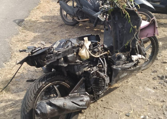 Motornya Ringsek Tertabrak Kereta Api, Warga di Mojokerto Selamat