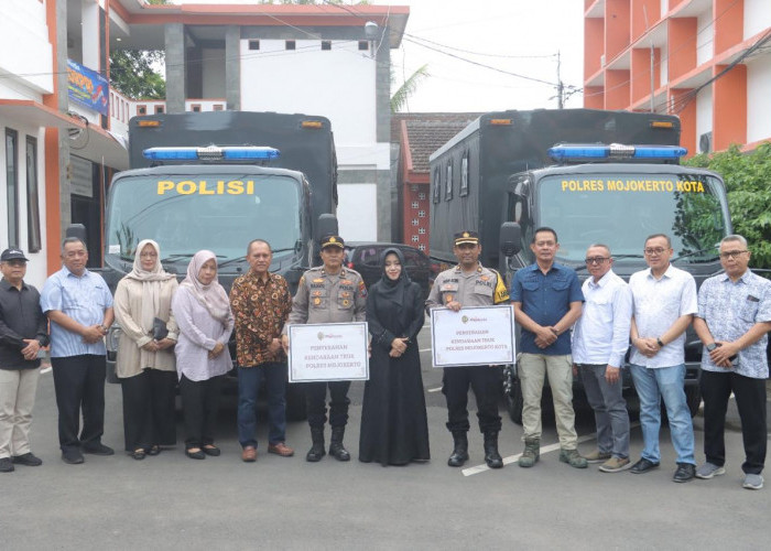 Pemkab Mojokerto Serahkan Dua Armada Truk Pasukan untuk Polres dan Polresta