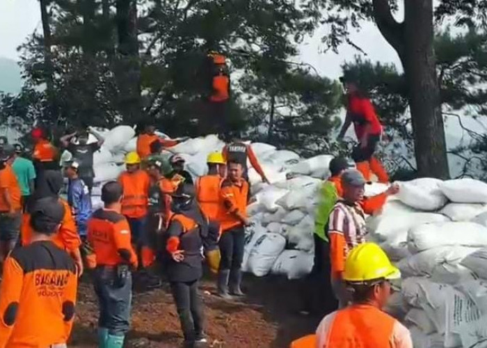 Benteng Penyelamat Jalur Turunan Sendi - Pacet Mojokerto Direvitalisasi, Ditambah 500 Karung Sekam