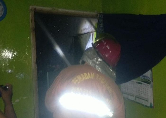 Dapur Rumah di Mojosari Terbakar Saat Malam Hari, Damkar Berpacu Jinakkan Api dalam 13 Menit