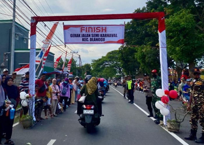 Semarakkan HUT ke -80 RI, Ratusan Warga Dlanggu  Ramaikan Gerak Jalan Semi Karnaval