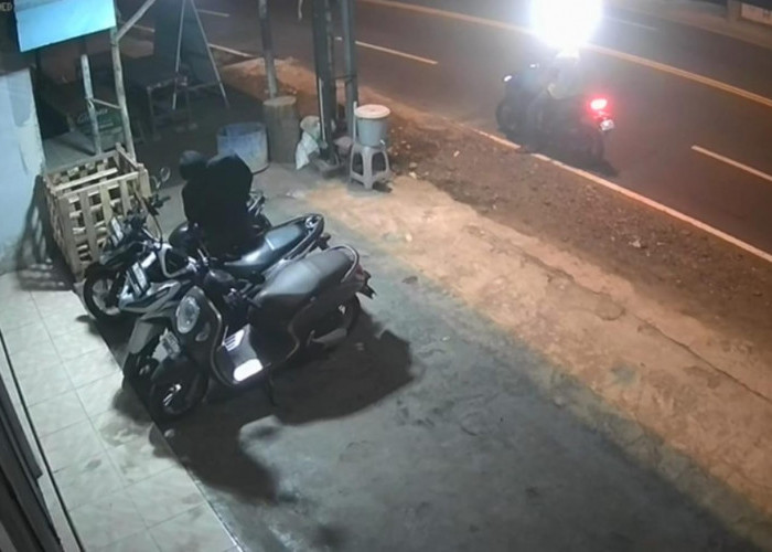 CCTV Toko Ilham Kamera Rekam 2 Maling Motor di Depan Toko