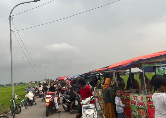 Jalan Persawahan Bicak Trowulan Mojokerto Jadi Pusat Takjil,  Ramai Diserbu Pembeli