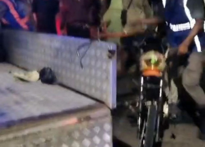 Satu Tewas dalam Kecelakaan Berboncengan Tiga Motor Tabrak Mobil di Kota Mojokerto