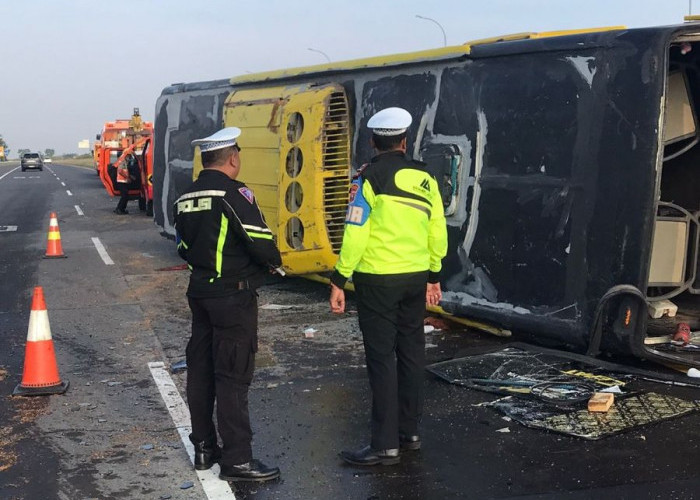Sopir Diduga Mengantuk, Bus Sudiro Tunggal Jaya Terguling di Tol Jombang-Mojokerto