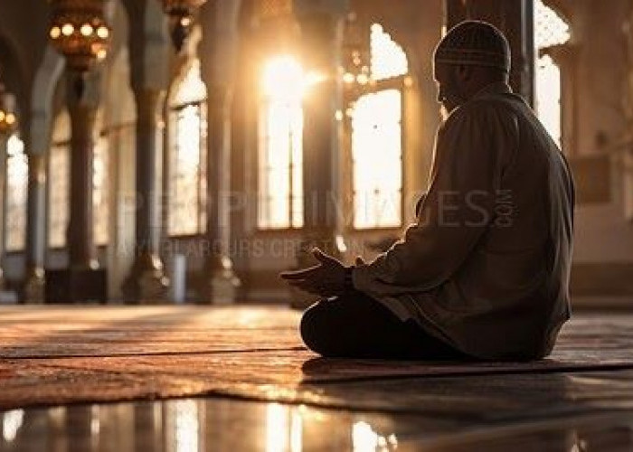 Berbuka Lebih Dulu atau Shalat Dulu? Begini Tuntunan Rasulullah ﷺ