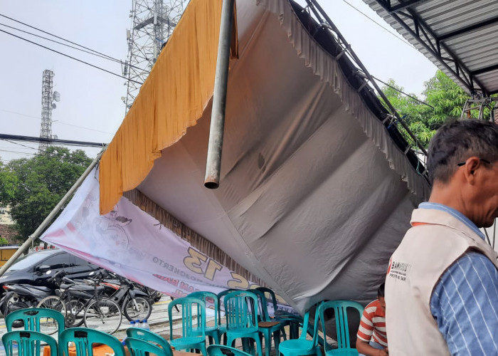 Tenda TPS 13 di Kelurahan Balongsari Mojokerto Roboh Akibat Angin Kencang