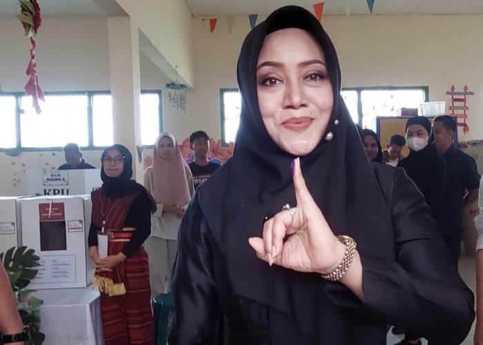 Cabup Ikfina Fahmawati Gunakan Hak Pilih di TPS Tampungrejo Mojokerto 