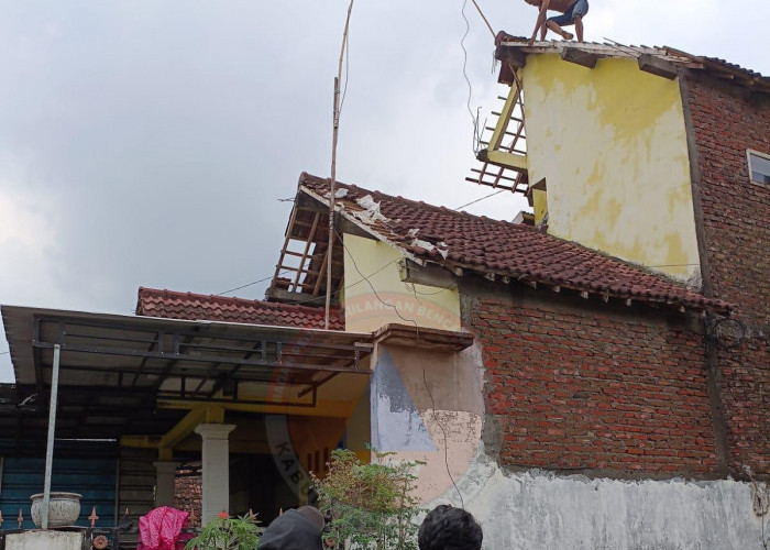 Angin Kencang Terjang rumah di Jetis Mojokerto