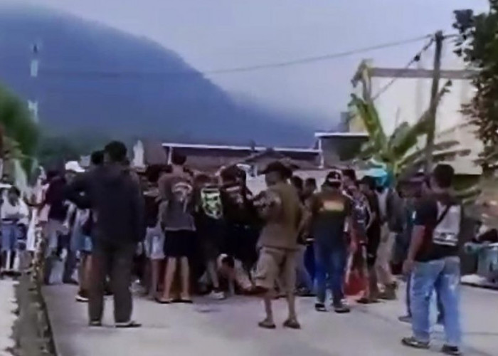 Gagal Melarikan Diri Usai Curi Tas, Pria Asal Surabaya Dikeroyok Massa