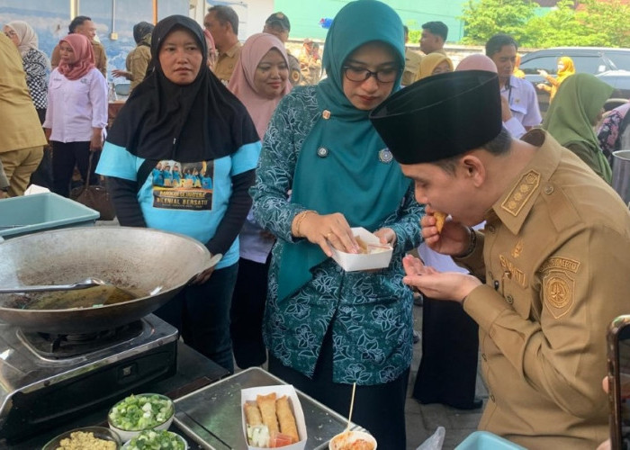 Buka Pelatihan Tata Boga, Penyerahan Peralatan Kerja bagi KPM, PKH, Bupati Mojokerto Nikmati Masakan Hasil Pel