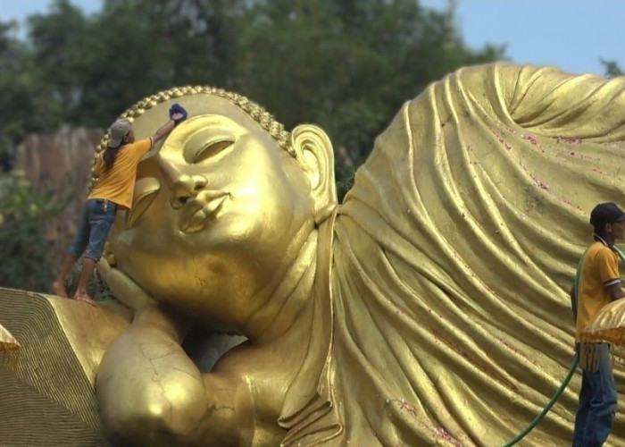 Sambut Waisak 2025, Patung Buddha Tidur Terbesar di Indonesia Dimandikan