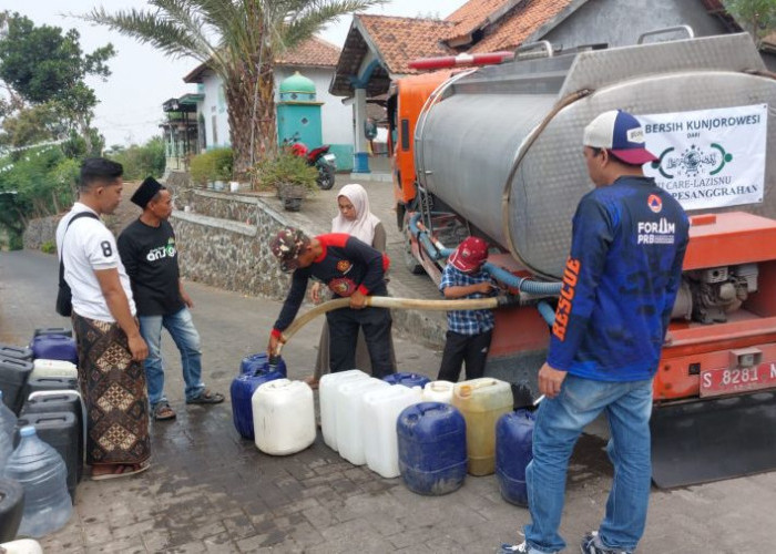 Terdampak Kekeringan, GP Ansor Kutorejo Bantu Droping 20.000 Liter Air Bersih untuk Warga Kunjorowesi Mojokert