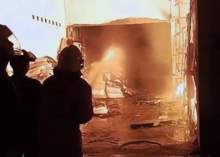 Kebakaran Hanguskan Home Industri Sepatu di Mojokerto, 5 Unit Damkar Dikerahkan