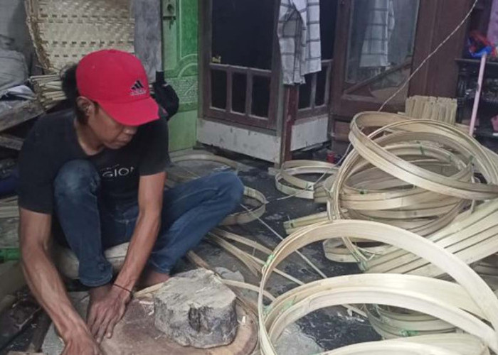 Kerajinan Tampah Bambu di Centong Mojokerto Tetap Bertahan Melawan Bahan Plastik