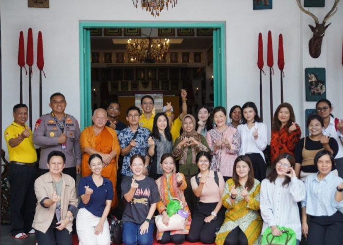 Bhante Luong Po dari Thailand Kunjungi Museum Gubug Wayang Mojokerto