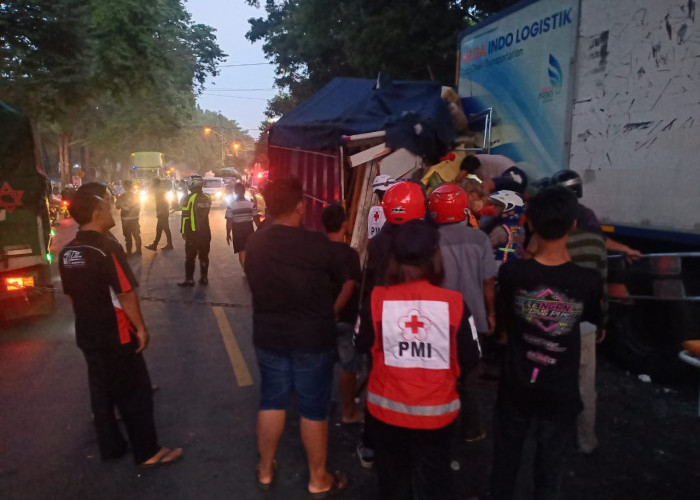  Truk Mitsubishi Tabrak Truk Hino di Mojokerto, Dua Orang Terluka
