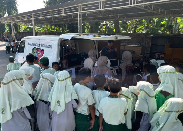 Pertama di Mojokerto! Mobil Mikroplastik Journey Ecoton Sambangi 200 Siswa MIN 2