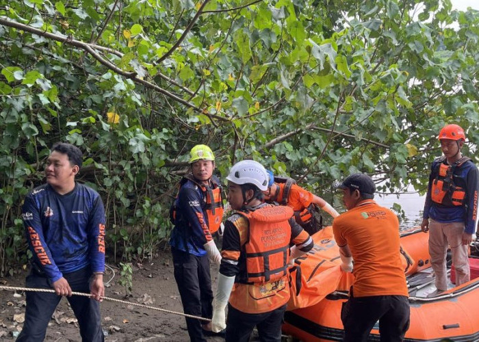 Mayat Pria Tanpa Identitas Ditemukan Mengapung di Sungai Brantas, Dievakuasi Tim Gabungan