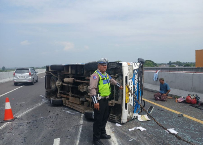 Pecah Ban Saat Melaju di Tol Jomo, Elf Berisi Rombongan Asal Madura Terguling; 10 Penumpang Terluka