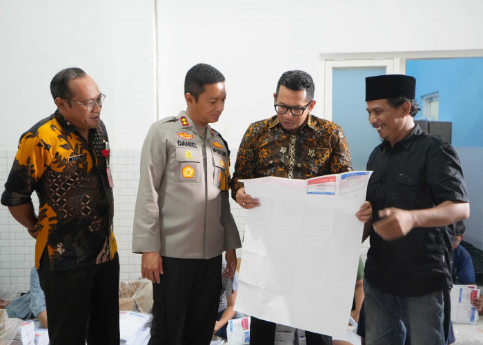 Mas PJ Wali Kota beserta Kapolres Kota Mojokerto Tinjau Penyortiran dan Pelipatan Surat Suara