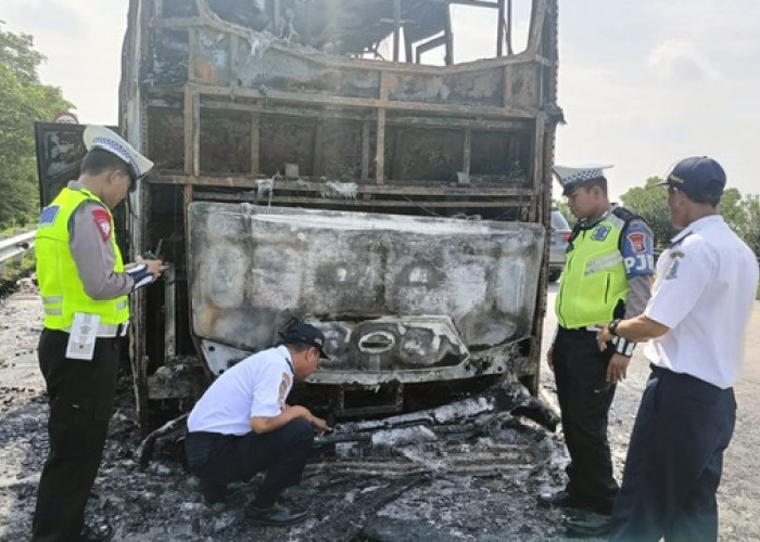 Bus Pahala Kencana Terbakar di Tol Jombang - Mojokerto, Kerugian Ratusan Juta