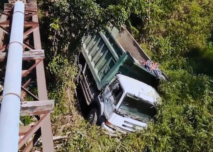 Diduga Gagal Fungsi Rem, Dump Truk Nyungsep ke Sungai di Jetis Mojokerto