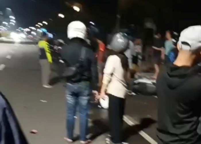 Pemotor Tewas Usai Tabrak Tiang Lampu Jalan dan Dua Kendaraan Terparkir di Kota Mojokerto