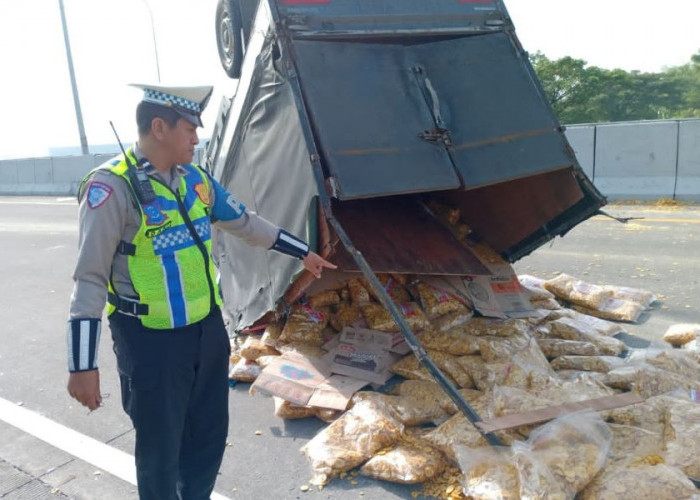 Pikap Muatan Makanan Ringan Terguling di Tol Surabaya-Mojokerto Akibat Ban Lepas