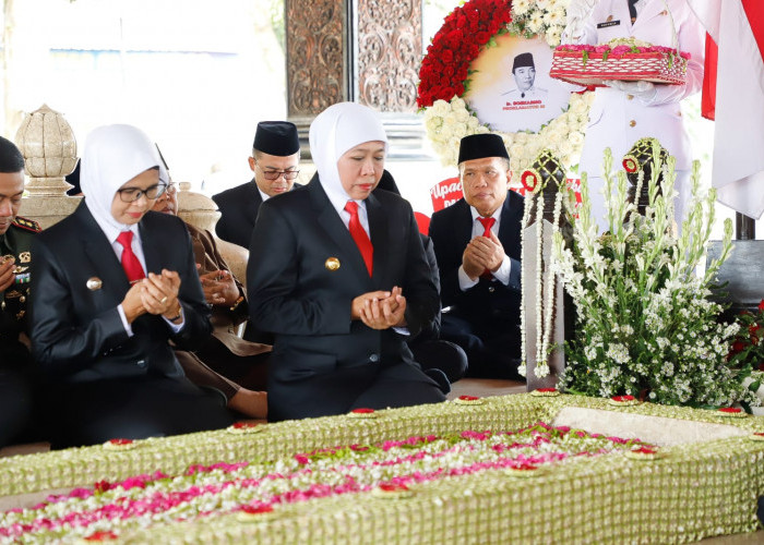 Ziarah Makam Proklamator RI, Gubernur Khofifah Ajak Masyarakat Teladani Perjuangan Bung Karno