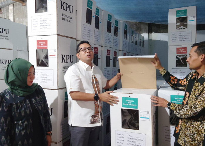 Pilkada Serentak 2024, Pj Wali Kota Mojokerto Cek Kesiapan Logistik di Gudang KPU 