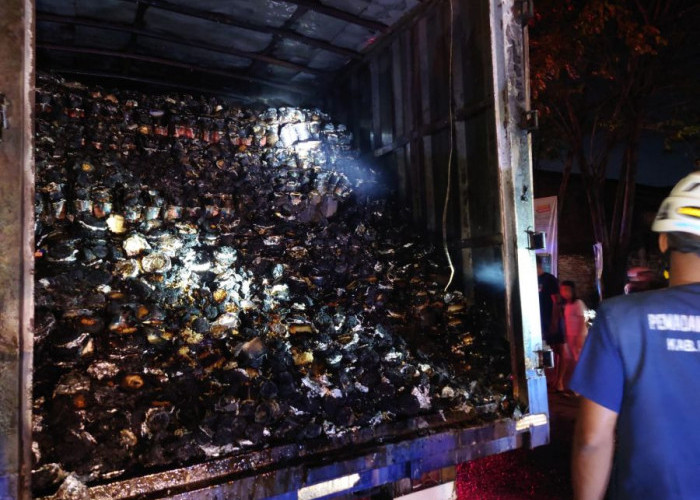 Diduga Korsleting Listrik, Truk Muatan Mie Instan Cup Ribuan Karton Ludes Terbakar di Mojokerto