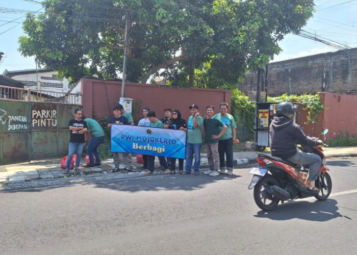 PWI Mojokerto Gelar Agenda Rutin Jumat Berkah, Dukung UMKM Lokal Lewat Nasi Bungkus