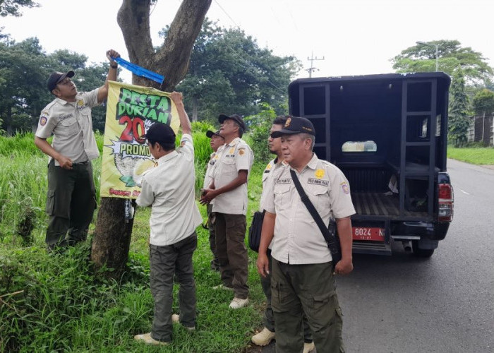 Langgar Perda, Puluhan Reklame Insidentil di Mojokerto Ditertibkan Petugas