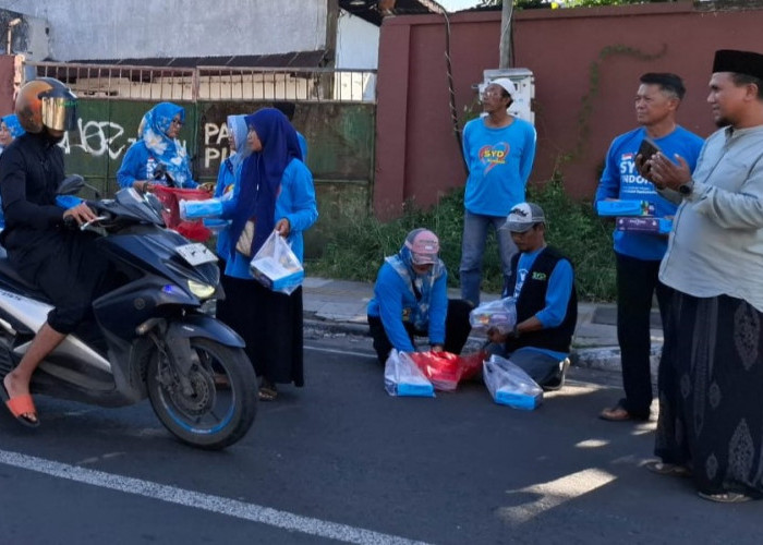 Jumat Berkah, PWI Mojokerto Gandeng SYD Mojokerto Bagi-Bagi Nasi