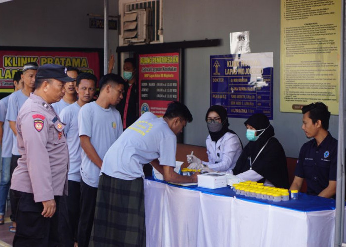 Petugas dan Warga Binaan Lapas Mojokerto Jalani Tes Urine