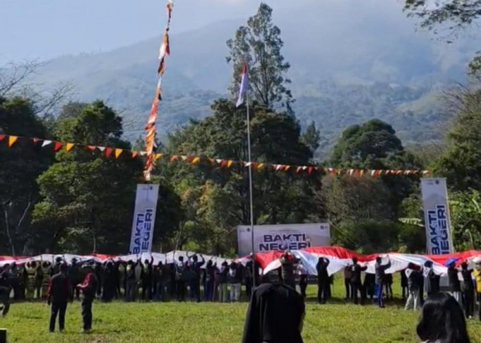 Rayakan Kemerdekaan Indonesia, Bendera Raksasa 100 Meter Membentang di Lereng Gunung Welirang Mojokerto