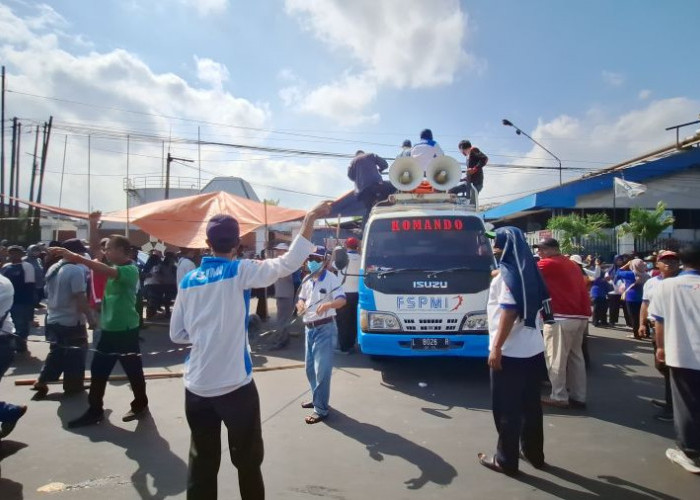Tuntut Upah Belum Terbayarkan, Ribuan Buruh PT Pakerin di Mojokerto Kembali Demo