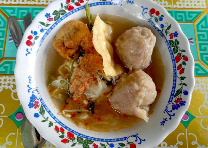 Di Balik Gang Sempit Pacet, Ada Rasa yang Bikin Orang Rela Jauh-Jauh, Kisah Bakso Pecel Mbak Ony