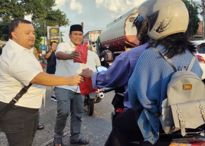 Kali Ini, PWI Mojokerto Gandeng PT Athariz Bagi-Bagi Takjil di Mojosari