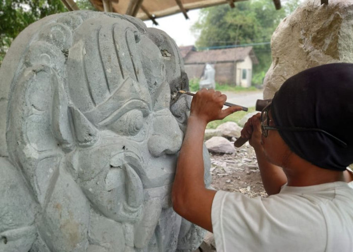 Bertahan Puluhan Tahun, Perajin Patung Trowulan Terancam Gangguan Pernapasan, Harap Solusi dari Pemkab Mojoker