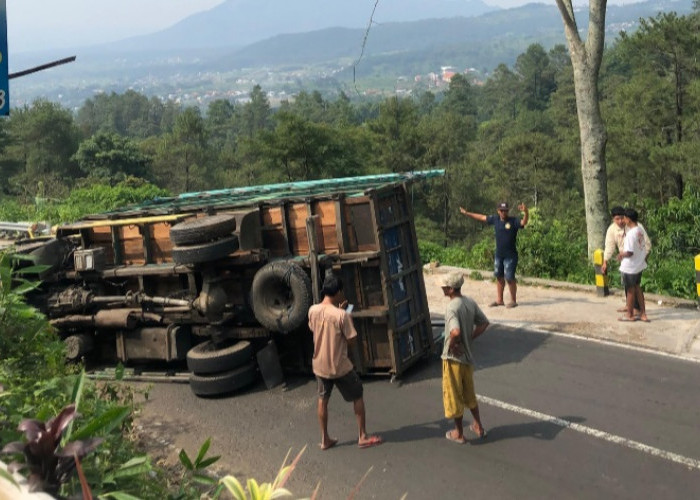 Truk Terguling di Jalan Raya Cangar – Pacet Mojokerto, Diduga Rem Blong