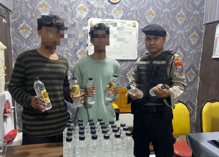 Dua Remaja Asal Surabaya Diamankan Jual Arak Bali di Mojokerto, 33 Botol Disita Polisi