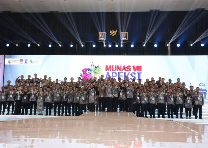 Promosikan Produk Unggulan,  Ning Ita  Bagikan Sepatu untuk Para Wali Kota di Munas APEKSI